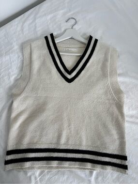 OAK + FORT Cream Striped V-Neck Varsity Knit Sweater Vest - Size XS